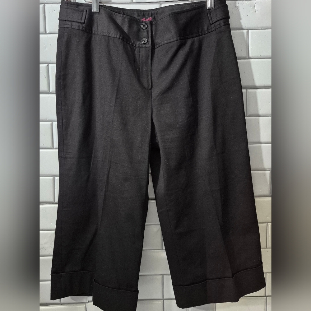 Willi Smith Ladies Black Cotton Spandex Cuffed Cropped Pant Flat Front Slightly